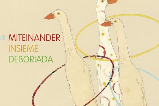 Auch beim dreisprachigen Kinderbuch Miteinander - Insieme - Deboriada, das die drei Bildungsdirektionen gemeinsam herausgebracht haben, hat Linda Wolfsgruber mitgewirkt. (Foto: LPA)