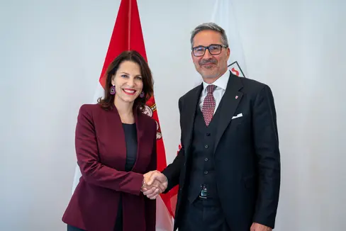 Salzburgs Landeshauptfrau Karoline Edtstadler hat am 27. Oktober bei einem Besuch in Südtirol mit Landeshauptmann Arno Kompatscher über gemeinsame Herausforderungen und die Zusammenarbeit der beiden Länder gesprochen. (Foto: LPA/Fabio Brucculeri)