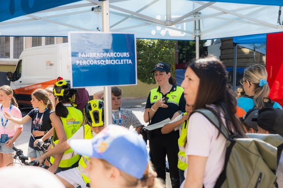 Das Programm wurde von einer Polizistin der Stadtpolizei Bozen begleitet, die die Übungen betreute. (Foto: LPA/STA/Ivan Brentegani)