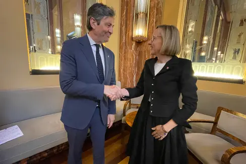 Achille Spinelli (links), der Trentiner Assessor für Wirtschaftsentwicklung und Arbeit, sowie Arbeitslandesrätin Magdalena Amhof einigten sich auf eine intensive Zusammenarbeit in Sachen Arbeitssicherheit. (Foto: LPA)