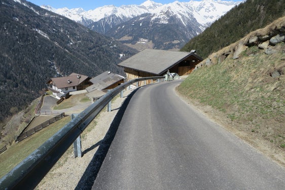 Nella seduta del 26 agosto, la Giunta provinciale ha approvato, su proposta dell'assessore Luis Walcher, lo stanziamento di ulteriori tre milioni di euro per la costruzione, l'ampliamento, il consolidamento e la ristrutturazione della rete viaria rurale per l'anno in corso. (Immagine simbolica: USP)