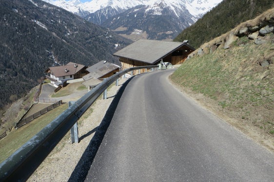 Nella seduta del 26 agosto, la Giunta provinciale ha approvato, su proposta dell'assessore Luis Walcher, lo stanziamento di ulteriori tre milioni di euro per la costruzione, l'ampliamento, il consolidamento e la ristrutturazione della rete viaria rurale per l'anno in corso. (Immagine simbolica: USP)