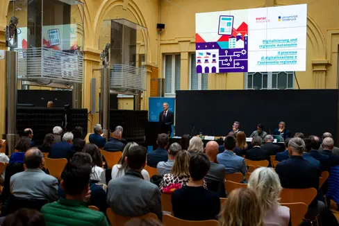 Digitalizzazione e autonomia: cosa può fare la digitalizzazione per l'autonomia, come si può mantenere l'autonomia nonostante l'omologazione? Questo il tema del convegno che si terrà oggi (30 settembre) alle 16.30 nel cortile interno di Palazzo Widmann, a Bolzano. (Foto: USP/Fabio Brucculeri)