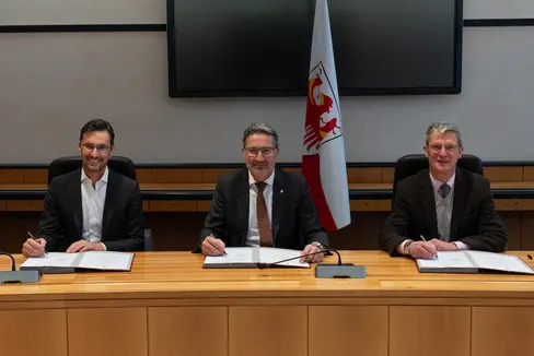Oggi (7 dicembre) è stato firmato l’accordo di cooperazione tra Provincia di Bolzano, Comune di Appiano ed Euregio Plus Sgr per la realizzazione del progetto di valorizzazione dell’ex area militare. Nella foto il presidente di Euregio Plus Sgr Alexander Gallmetzer, il presidente Arno Kompatscher e il sindaco di Appiano Wilfried Trettl (Foto: ASP/Greta Stuefer)