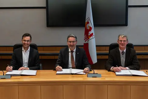 Oggi (7 dicembre) è stato firmato l’accordo di cooperazione tra Provincia di Bolzano, Comune di Appiano ed Euregio Plus Sgr per la realizzazione del progetto di valorizzazione dell’ex area militare. Nella foto il presidente di Euregio Plus Sgr Alexander Gallmetzer, il presidente Arno Kompatscher e il sindaco di Appiano Wilfried Trettl (Foto: ASP/Greta Stuefer)