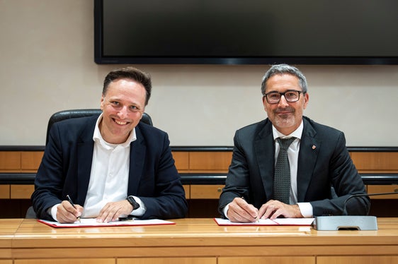 Il presidente della Provincia Arno Kompatscher (a destra nella foto) e Ammar Alkassar, membro del consiglio direttivo di GovTech Deutschland, firmano l'accordo di collaborazione. (Foto: USP/Fabio Brucculeri)