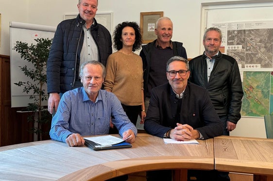 Landeshauptmann Arno Kompatscher (vorne rechts) beim Treffen mit Vertretern der Gemeinde Schnals: (vorne links) Bürgermeister Karl Josef Rainer, (hinten stehend von links) Peter Grüner, Vizebürgermeisterin Sonja Santer, Josef Götsch, Oswald Weithaler. (Foto: LPA/Cecilia Miribung)