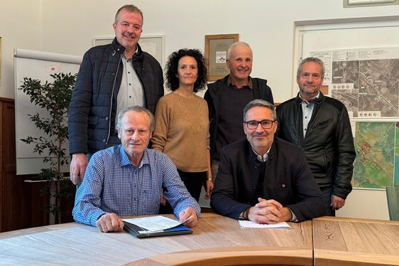 Landeshauptmann Arno Kompatscher (vorne rechts) beim Treffen mit Vertretern der Gemeinde Schnals: (vorne links) Bürgermeister Karl Josef Rainer, (hinten stehend von links) Peter Grüner, Vizebürgermeisterin Sonja Santer, Josef Götsch, Oswald Weithaler. (Foto: LPA/Cecilia Miribung)