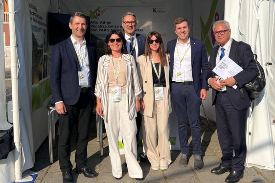 Da sinistra Martin Vallazza (direttore del Dipartimento Mobilità), Renate Mayr (Ufficio comunicazione), il presidente della Provincia Arno Kompatscher, Martina Leitner (Ufficio comunicazione), Michael Andergassen (incaricato speciale per la pianificazione provinciale viabilità e flussi di mobilità) ed il segretario generale della Provincia Eros Magnago (Foto: USP)