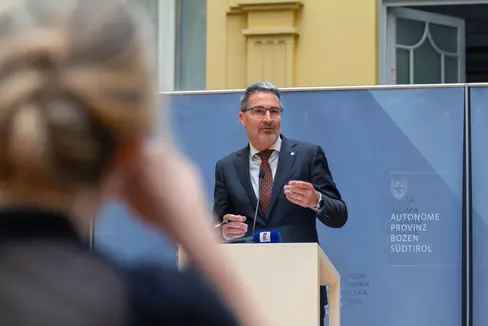 Landeshauptmann Arno Kompatscher führt den Vorsitzt im Landesbeirat für Verbraucherschutz, dessen Mitglieder die Landesregierung heute (16. April) ernannt hat. (Foto: LPA/Fabio Brucculeri)