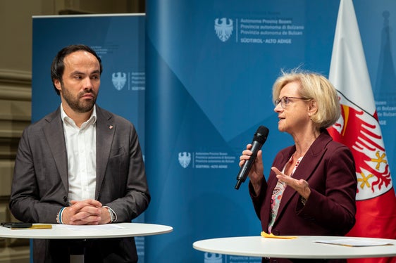 Lerncoach Elisabeth Frasnelli (links) berichtete von ihren Erfahrungen: Menschen, die zu uns kommen, sind anfangs eher geknickt, manche schämen sich. Bereits im Kennenlerngespräch versuchen wir Ängste zu nehmen und die Scham abzubauen und versuchen vor allem zu verstehen, was Menschen sich wünschen. (Foto: LPA/Fabio Brucculeri)