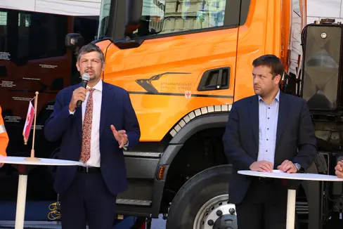 Mit funktionstüchtigen Fahrzeugen ist der Straßendienst gut ausgerüstet und kann effizient und rasch für sichere Straßen sorgen, so LR Alfreider (l.), im Bild mit Abteilungsdirektor Sicher. (Foto: LPA/Ingo Dejaco)