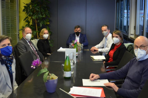 L'assessore Widmann (al centro) con la delegazione del Belgio dell'est: Le sfide della sanità nei territori di confine come i nostri sono simili. (Foto: ASP/Silvia Obwexer)