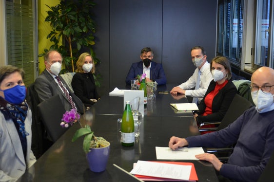 LR Widmann (Bildmitte) mit ostbelgischer Delegation: Das Gesundheitssystem von grenznahen Gebieten wie Südtirol und Ostbelgien steht vor ähnlichen Herausforderungen. (Foto: LPA/Silvia Obwexer)