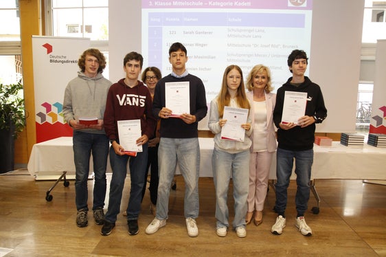 Zu den Top-Platzierten der 3. Klasse Mittelschule gehören: Sarah Ganterer, Jonas Weger, Maximilian Jäger, Damian Jocher, Jonas Rassler, Manuel Anvidalfarei. (Foto: LPA/Verena Hilber)
