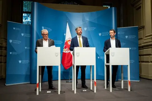 Sostëgn ai comuns tla gestiun dl trafich sön i jus dolomitics. Tl retrat (da man ciampa) le presidënt dl Consorz di Comuns dl'Alta Adige Andreas Schatzer, l'assessur provinzial ala Mobilité Daniel Alfreider y le diretur dl Departimënt Infrastrotöres y Mobilité Martin Vallazza. (Retrat: USP/Fabio Brucculeri)