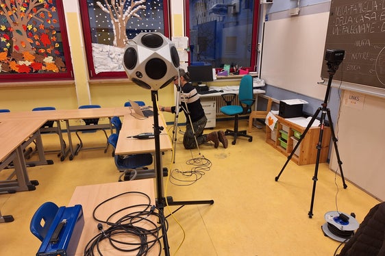 Wie sich die Luftqualität im Klassenzimmer entwickelt und wie sich die Lüftungsanlage auf den Raumkomfort auswirkt, wird im Rahmen von Messungen – hier im Bild in der Manzoni-Schule in Bozen – kontrolliert. (Foto: LPA/Gnews)