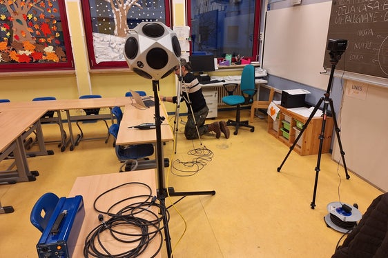 L'andamento della qualità dell'aria in classe e l'effetto dell'impianto di ventilazione sul comfort ambientale vengono controllati tramite misurazioni, come quelle riportate nella foto scattata nella scuola Manzoni di Bolzano. (Foto: USP/Gnews)