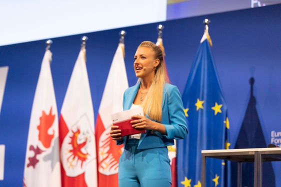 Moderatorin Karin Gschnitzer begrüßte die Spitzenvertreter der Euregio und die Teilnehmenden am Europäischen Forum Alpbach im Dorf der Denker. (Foto: Land Tirol/Sedlak)