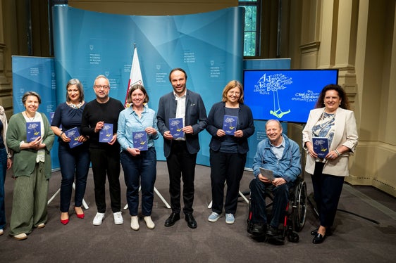 Diversi partner della rete hanno partecipato alla presentazione delle Giornate di formazione. Nella foto (da sinistra), Astrid Crep, Roberta Ciola, Cecilia Stefanelli, Martin Sagmeister, Ufficio Cinema e Media, Katrin Roner, Università Popolare dell'Alto Adige, l'assessore Philipp Achammer, la direttrice d'Ufficio Anika Michelon, Alfred Mitterer, Commissione Istruzione Terlano e Claudia Santer. (Foto: USP/Fabio Brucculeri)