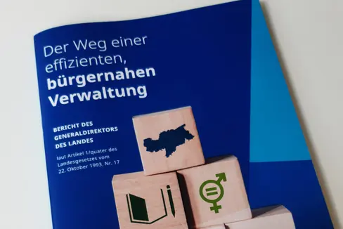 Der Tätigkeitsbericht, den der Generaldirektor im vierten Jahr der Legislaturperiode vorgelegt hat, trägt den Titel Der Weg einer effizienten, bürgernahen Verwaltung. (Foto: LPA/jw)