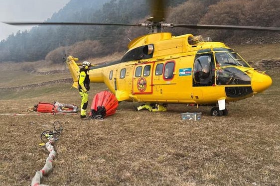 Nel corso della giornata di venerdì 7 marzo le operazioni di graduale spegnimento dei focolai proseguiranno unicamente con l'ausilio di 4 piccoli elicotteri antincendio e di un secondo Super Puma. (Foto: USP)