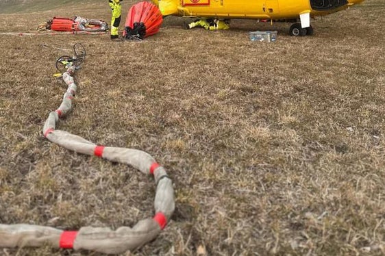 Nel corso della giornata di venerdì 7 marzo le operazioni di graduale spegnimento dei focolai proseguiranno unicamente con l'ausilio di 4 piccoli elicotteri antincendio e di un secondo Super Puma. (Foto: USP)