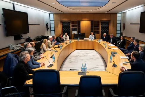 Landeshauptmann Arno Kompatscher, die Vize-Landeshauptmänner Daniel Alfreider und Marco Galateo sowie die Landesräte Christian Bianchi und Hubert Messner empfingen die Vertreterinnen und Vertreter des ständigen Ausschusses der Berufsverbände und Kammern (CUP) des Landes Südtirol (von links): Valentino Andriolo, Claudio Volanti, Claudio Zago, Loris De Bernardo, Irene Rigott, Claudio Sartori, Matteo Marini, Michele Piccolin und Andrea Raise; rechts: Landesrat Galateo, der Abteilungsdirektor Michael Mayr, Landesrat Messner, Landesrat Alfreider, Landeshauptmann Kompatscher, die Generaldirektorin Petra Mahlknecht, Landesrat Bianchi und Generalsekretär Eros Magnago (in der Mitte die persönliche Referentin des Landeshauptmannes, Cecilia Miribung; Foto: LPA/Fabio Brucculeri).