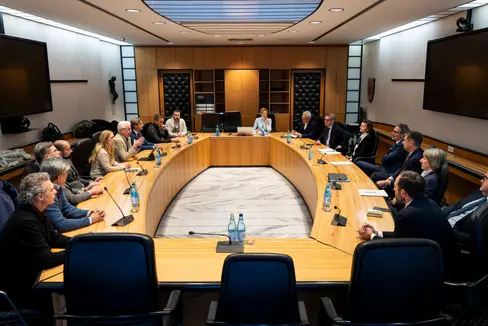 A sinistra i rappresentanti del Cup Andriolo, Volanti, Zago, De Bernardo, Rigott, Sartori, Marini, Piccolin e Raise, a destra l'assessore Galateo, il direttore di Dipartimento Mayr, l'assessore Messner, l'assessore Alfreider, il presidente Kompatscher, la direttrice generale Mahlknecht, l'assessore Bianchi, il segretario generale Magnago e al centro la segretaria particolare Miribung (Foto: USP/Fabio Brucculeri)