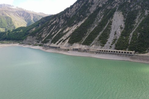 Il tracciato della SS40 lungo il lago di Resia verrà spostato. Con l'approvazione della modifica al Piano regolatore, la Giunta sta creando le condizioni urbanistiche per l'approvazione del progetto (Foto: ASP/Ufficio Pianificazione territoriale e cartografia)