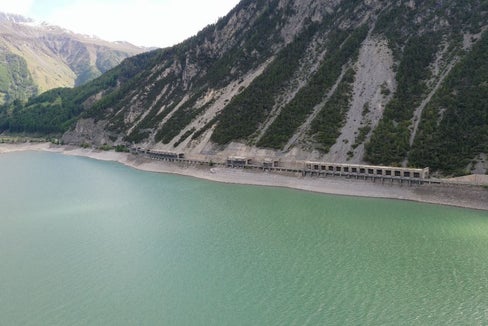 Die Staatsstraße längs des Reschensees wird verlegt. Mit der Genehmigung der Bauleitplanänderung schafft die Landesregierung die urbanistischen Voraussetzungen für das Vorhaben. (Foto: LPA/Landesamt für Landesplanung)