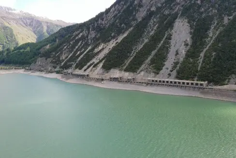 Il tracciato della SS40 lungo il lago di Resia verrà spostato. Con l'approvazione della modifica al Piano regolatore, la Giunta sta creando le condizioni urbanistiche per l'approvazione del progetto (Foto: ASP/Ufficio Pianificazione territoriale e cartografia)