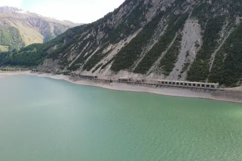 Il tracciato della SS40 lungo il lago di Resia verrà spostato. Con l'approvazione della modifica al Piano regolatore, la Giunta sta creando le condizioni urbanistiche per l'approvazione del progetto (Foto: ASP/Ufficio Pianificazione territoriale e cartografia)