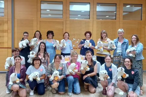 Venti operatrici di biblioteche pubbliche di tutto l’Alto Adige hanno partecipato a un ciclo di seminari dedicato alla promozione della lettura tra i bambini piccoli. Il workshop con Marlies Mertl ha ora concluso con successo il percorso di formazione (Foto: USP/Simone Waldboth)