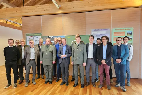 Gruppenbild mit Abteilungsdirektor Günther Unterthiner und Landesrat Luis Walcher bei dem Austauschtreffen in der Landesforstschule Latemar am Karerpass. (Foto: LPA/Ulrike Huber)