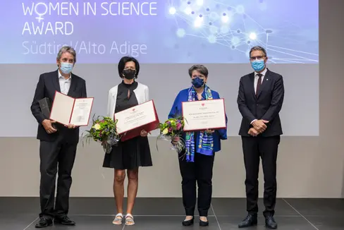 Landeshauptmann Kompatscher (1.v.r.) mit den Geehrten: (v.l.) Albert Zink erhielt eine besondere Erwähnung, Claudia Notarnicola erhielt den Women in Science Award und Ulrike Tappeiner den Research Award. (Foto: LPA/Tiberio Sorvillo)