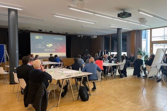 Si è svolto il secondo workshop del gruppo di lavoro sul progetto della funicolare Merano-Scena. Tecnici e progettisti lavoreranno ora sulle nuove proposte di soluzioni. (Foto: ASP)