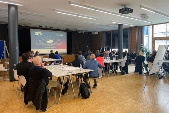 Si è svolto il secondo workshop del gruppo di lavoro sul progetto della funicolare Merano-Scena. Tecnici e progettisti lavoreranno ora sulle nuove proposte di soluzioni. (Foto: ASP)