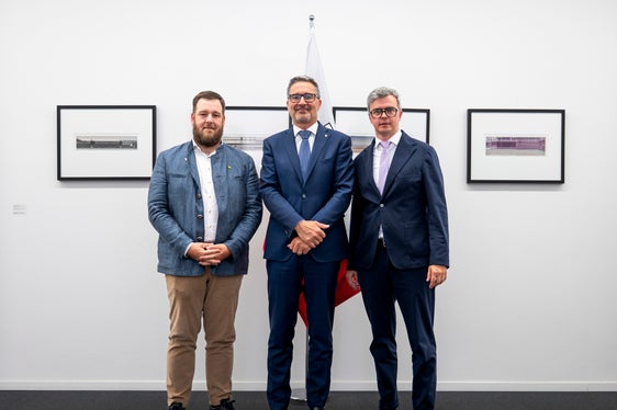 I vertici del Südtiroler Wirtschaftsring-Economia Alto Adige si sono presentati al presidente della Provincia Arno Kompatscher (da sinistra): il vicepresidente Michael Kaufmann, il presidente della Provincia Arno Kompatscher e il presidente Lukas Brunner. (Foto: USP/Fabio Brucculeri)