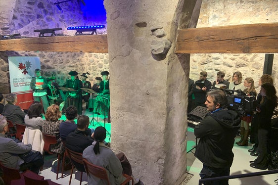 Una sala affollata per le letture sceniche sulla storia del Sopramonte svoltesi ieri sera (19 gennaio) nella cantina della Casa della Pesa di Bolzano (Foto: Euregio/Armin Gluderer)