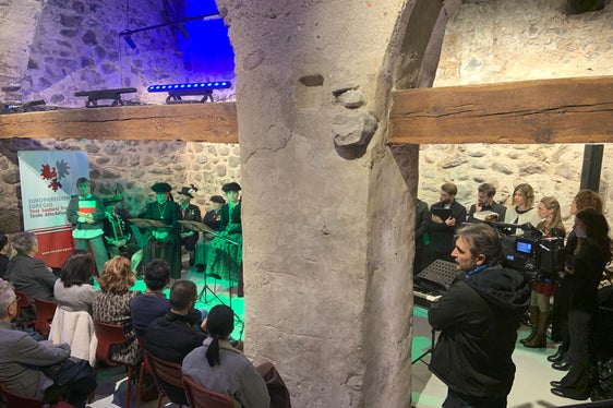 Una sala affollata per le letture sceniche sulla storia del Sopramonte svoltesi ieri sera (19 gennaio) nella cantina della Casa della Pesa di Bolzano (Foto: Euregio/Armin Gluderer)