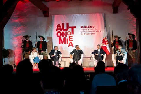 Una tavola rotonda con i rappresentanti delle autonomie in occasione della Giornata dell'Autonomia: (da sinistra) Stefania Fanizzi (Valle d'Aosta), Maurizio Fugatti (Provincia autonoma di Trento), Arno Kompatscher (Provincia autonoma di Bolzano), Pierpaolo Roberti (Friuli Venezia Giulia) ed Esther Happacher (Università di Innsbruck). (Foto: USP/Fabio Brucculeri)