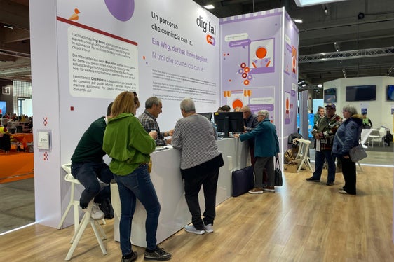 Der Digitalisierungs-Stand auf dem Bozner Messegelände. (Foto: Gnews)