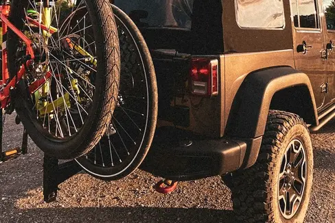 Gute Nachrichten für Radfahrerinnen und Radfahrer: Eine neue Regelung vereinfacht den Transport von Fahrrädern auf Auto-Fahrradträgern erheblich. (Foto: Unsplash. Das Foto darf nur in Zusammenhang mit dieser Pressemitteilung verwendet werden.)