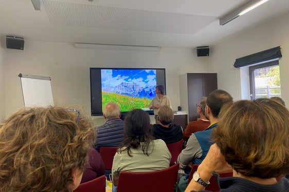 Oi, che este pa tö? Ulrike Frenademez dl Istitut Ladin Micurà de Rü ti à pità ai partezipanc dla jita de furmazion na ntroduzion tla rujeneda ladina, te na maniera dalaibon y da fé damat. (Foto: USP/Ufize per la Furmazion Permanënta)