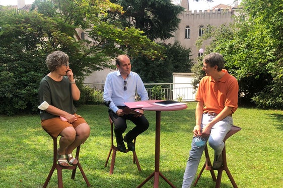 Da sx: la musicoterapeuta Lucia Rongioletti, l’assessore alla cultura italiana Giuliano Vettorato e il referente UPAD a Merano Mauro Cereghini (Foto: ASP)