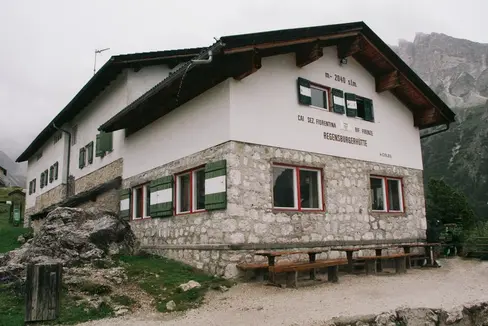 La Jonta provinziela à dat pro l program plann-volumetrich per tré ju y fé su da nuef la utia de Ncisles, (per talian Rifugio Firenze, per tudësch Regensburgerhütte) n frabicat alpin storich te Gherdëina. L ntervënt prevëija n nvestimënt de de ndut 10,45 milions de euro y lascerà pro de njenië ca la strutura cun standards moderns n con' dla segurëza, dla sustenibltà ambientela, dla funziunalità y dla cualità dl'uspitalità. (FOTO: USP/Gianluca Crocco)
