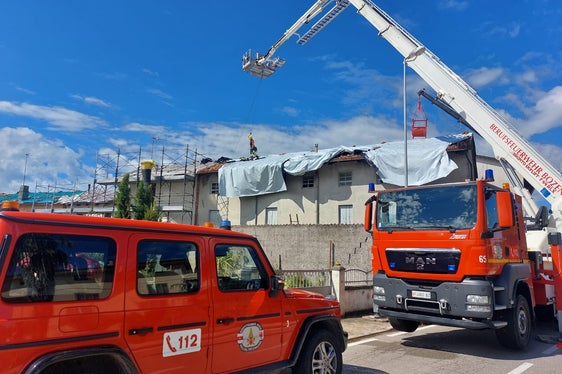 Mit einem Hubsteiger, einer Drehleiter und zwei Lastkraftwagen mit Kran und weiteren Fahrzeugen für die Logistik waren 18 Mann der Berufsfeuerwehr in zwei Turnussen und 24 Mann der Freiwilligen Feuerwehren im Einsatz. (Foto: LPA/Berufsfeuerwehr Bozen)