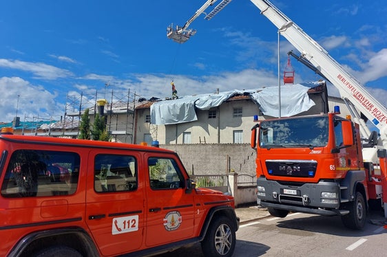Mit einem Hubsteiger, einer Drehleiter und zwei Lastkraftwagen mit Kran und weiteren Fahrzeugen für die Logistik waren 18 Mann der Berufsfeuerwehr in zwei Turnussen und 24 Mann der Freiwilligen Feuerwehren im Einsatz. (Foto: LPA/Berufsfeuerwehr Bozen)