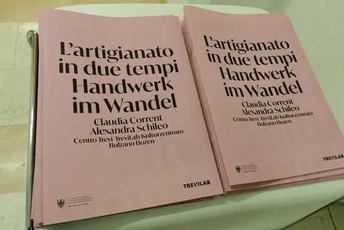 La mostra L’artigianato in due tempi - Handwerk im Wandel racconta il lavoro di vari artigiani del nostro territorio ed esplora il legame tra memoria e contemporaneità. Appuntamento al Trevilab dal 6 al 30 ottobre. (Foto: USP)